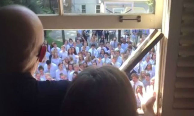 Ένα ολόκληρο σχολείο τραγούδησε στον δάσκαλο που πάσχει από καρκίνο [ΒΙΝΤΕΟ]