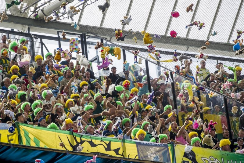 Ολλανδία: Μία «βροχή» από λούτρινα για παιδιά με προβλήματα υγείας σε αγώνα ποδοσφαίρου [ΒΙΝΤΕΟ]