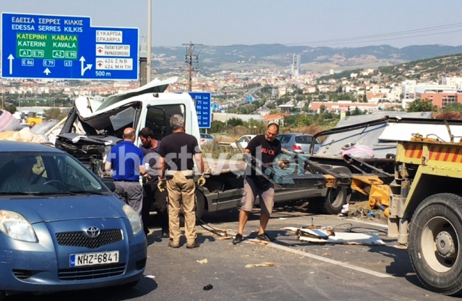Ένας νεκρός και πέντε τραυματίες σε τροχαίο στον περιφερειακό της Θεσσαλονίκης [Βίντεο]