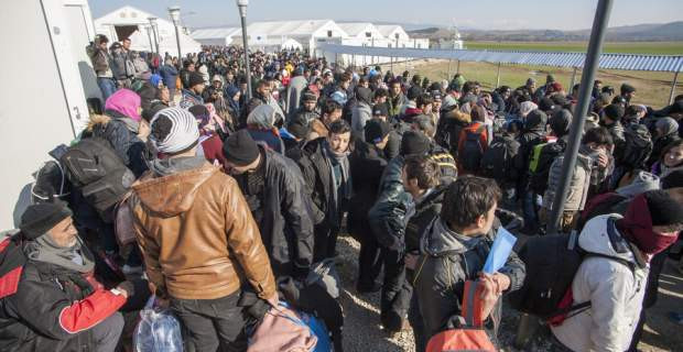 Πρόσφυγες απέκλεισαν στελέχη του Ευρωπαϊκού Λαϊκού Κόμματος στα Διαβατά