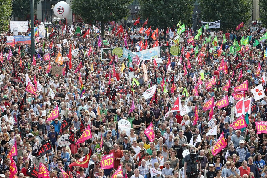Εκατοντάδες χιλιάδες Γερμανοί διαδήλωσαν κατά των ΤΤΙΡ και CETΑ