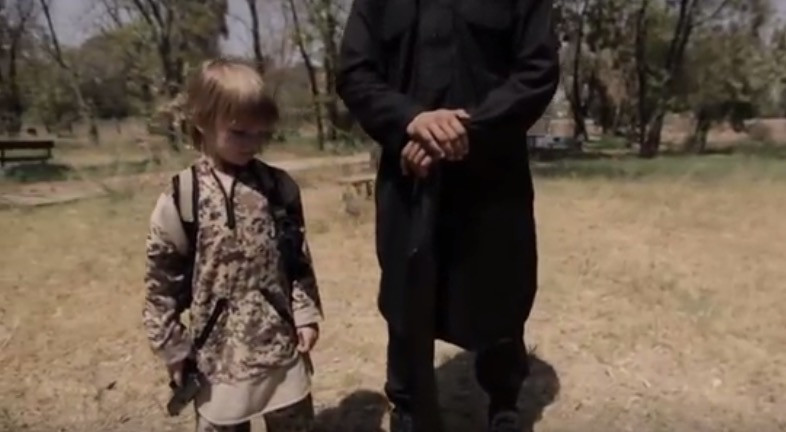 Ξανθό παιδί εκτελεί αιχμάλωτο του Ισλαμικού Κράτους [ΒΙΝΤΕΟ]