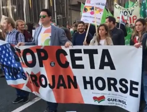 Ο Στέλιος Κούλογλου μεταδίδει από τις Βρυξέλλες τη διαδήλωση κατά των TTIP και CETA