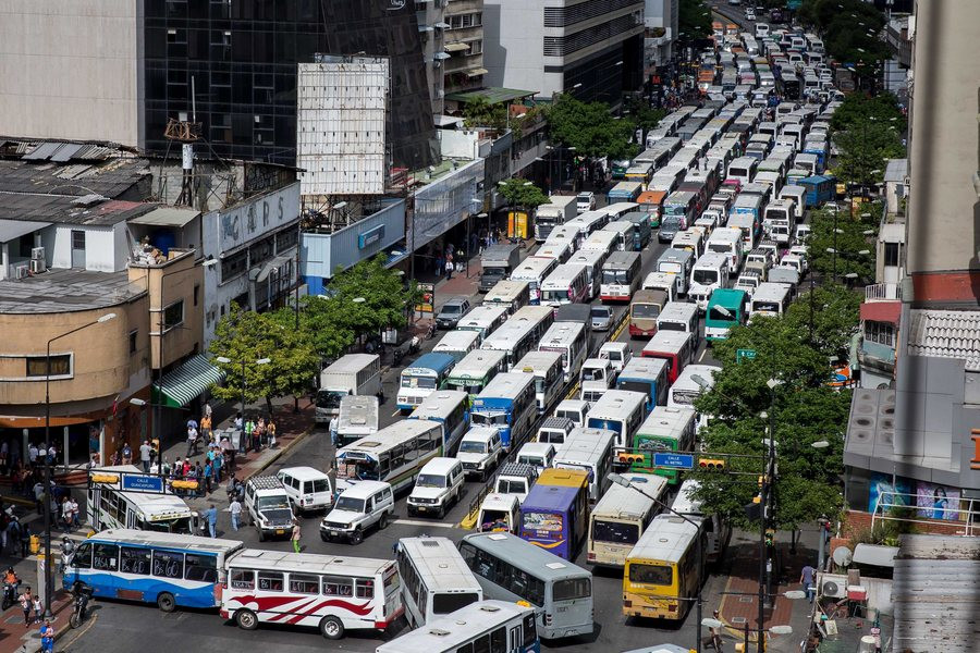 Χάος στο Καράκας: Τα λεωφορεία απέκλεισαν την πόλη για 8 ώρες [BINTEO]
