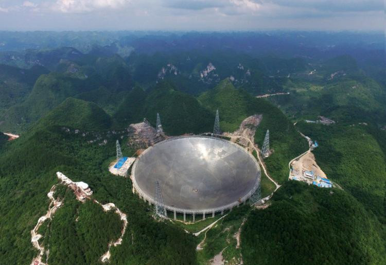 Το μεγαλύτερο τηλεσκόπιο στον κόσμο ανοίγει τα μάτια του στο σύμπαν [ΒΙΝΤΕΟ]
