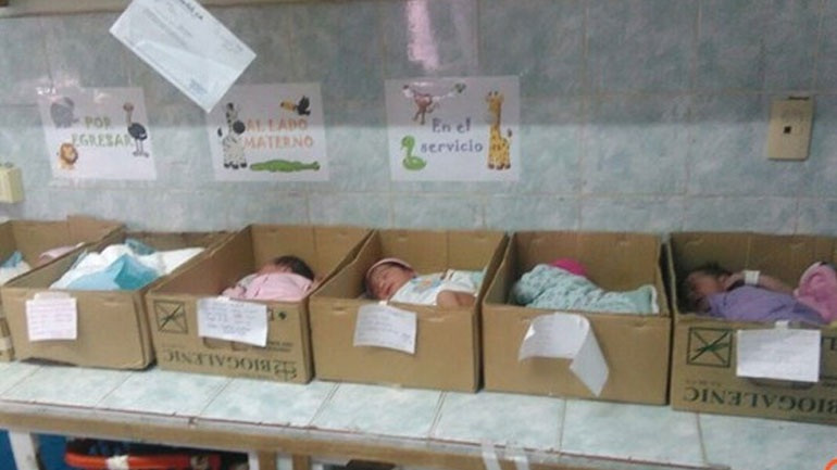 Νεογέννητα κοιμούνται σε κουτιά σε μαιευτήριο της Βενεζουέλας [ΦΩΤΟΓΡΑΦΙΕΣ]