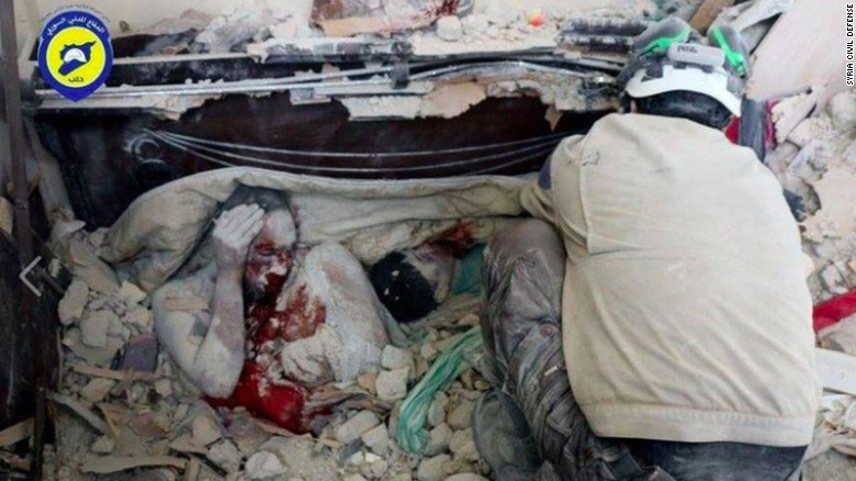 Μωρά θαμμένα στα ερείπια στο Χαλέπι από τους βομβαρδισμούς