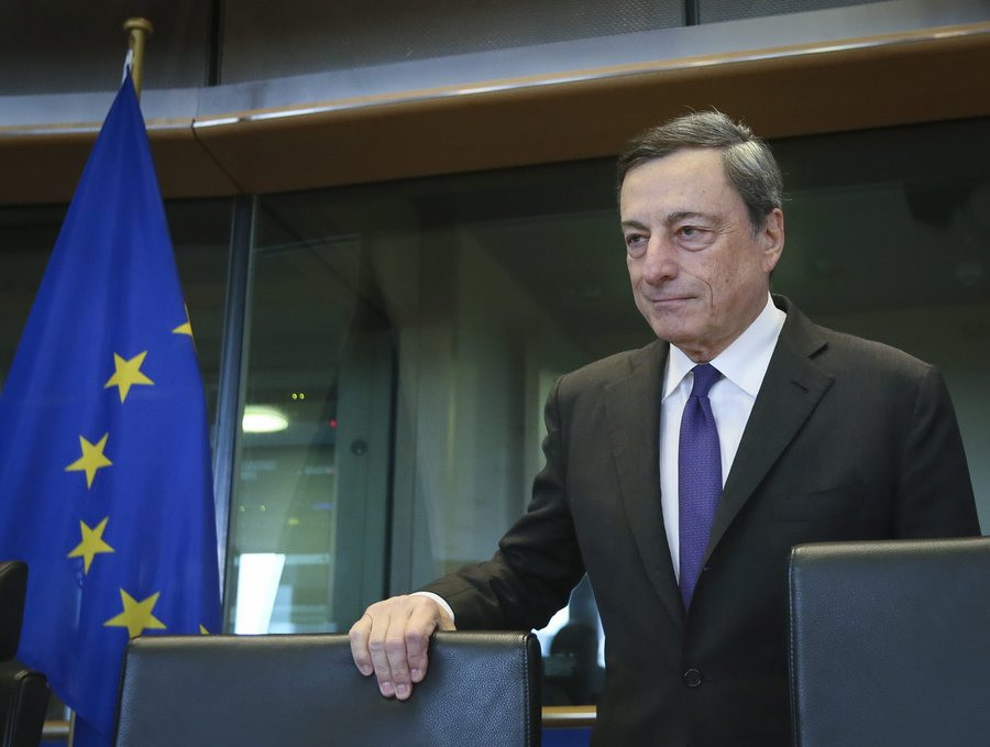 Επιβραδύνονται οι ρυθμοί ανάπτυξης στην Ευρωζώνη, λέει ο Ντράγκι