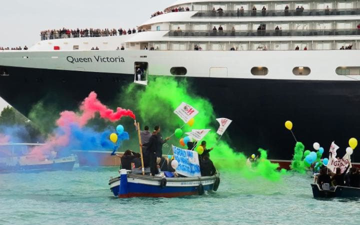 Οργισμένοι διαδηλωτές μπλοκάρουν κρουαζιερόπλοια στη Βενετία [ΒΙΝΤΕΟ]