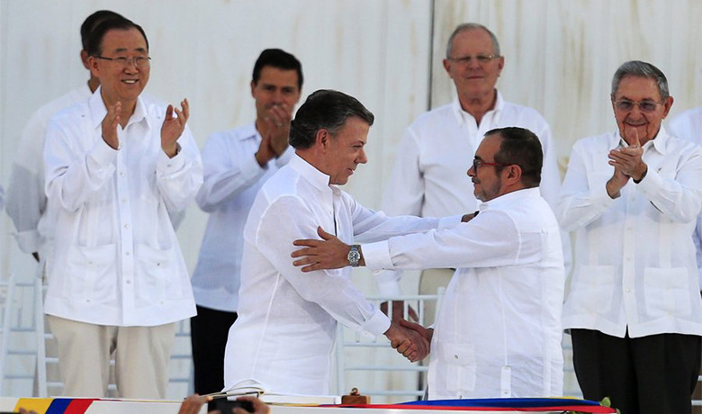 Κολομβία: Ιστορική συμφωνία ειρήνης κυβέρνησης – ανταρτών με μια πένα από σφαίρα
