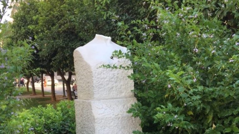 Αποκεφάλισαν το άγαλμα της Λέλας Καραγιάννη στα Εξάρχεια