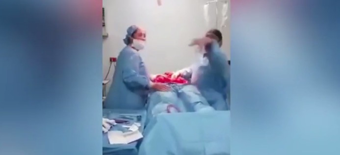 Οργή για το βίντεο με τον γιατρό και τη νοσοκόμα που χορεύουν πάνω από ασθενή στο χειρουργείο