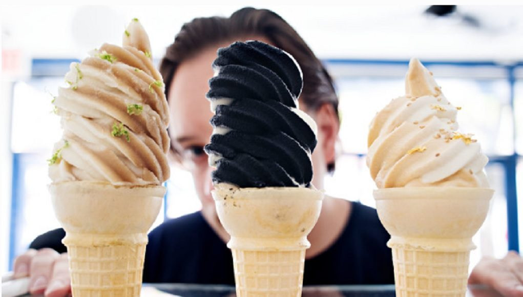 Τί είναι το «μαύρο παγωτό» που έγινε μόδα στη Νέα Υόρκη