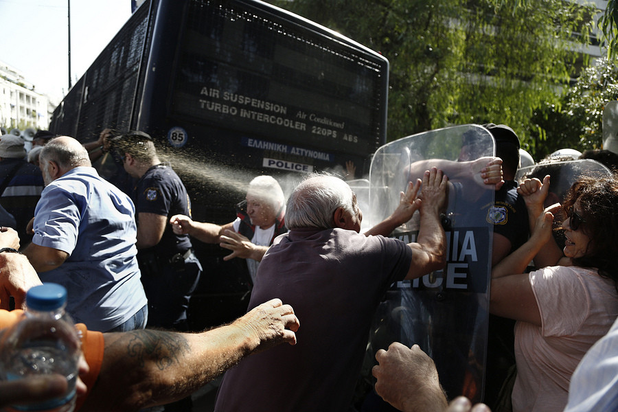 Τα δακρυγόνα (και ο ΣΥΡΙΖΑ) βάζουν θέμα Τόσκα στην κυβέρνηση