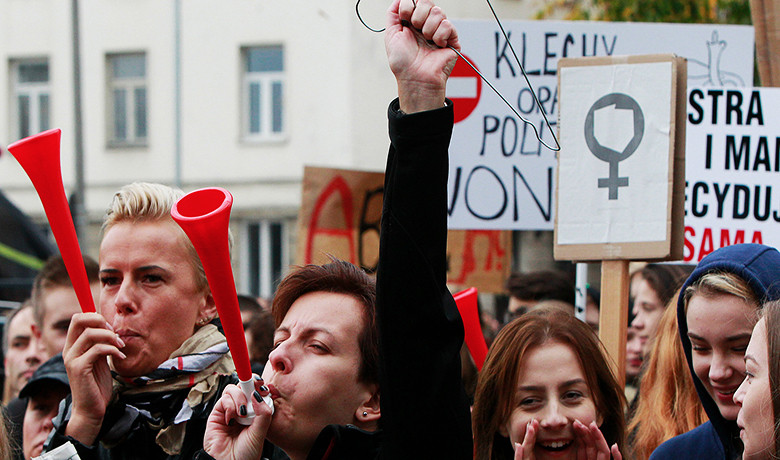 Πίσω ολοταχώς από την κυβέρνηση της Πολωνίας για τις εκτρώσεις: «Διδαχθήκαμε από τις διαδηλώσεις»