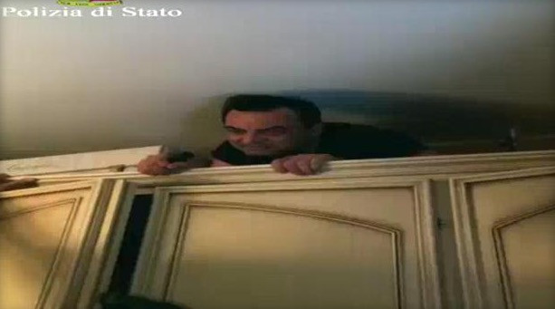 Ιταλία: Νονός της μαφίας κρυβόταν πίσω από τη ντουλάπα! [ΒΙΝΤΕΟ]