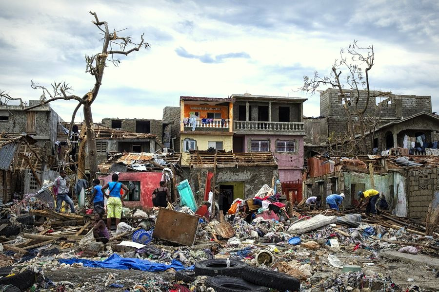 Σχεδόν 900 νεκρούς και χολέρα έχει αφήσει πίσω του ο τυφώνας Μάθιου