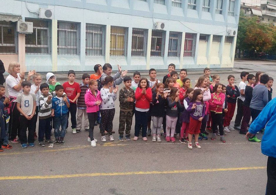 Θεσσαλονίκη: Ελληνάκια καλωσορίζουν τα προσφυγάκια που ήρθαν στο σχολείο τους για μάθημα [ΒΙΝΤΕΟ]