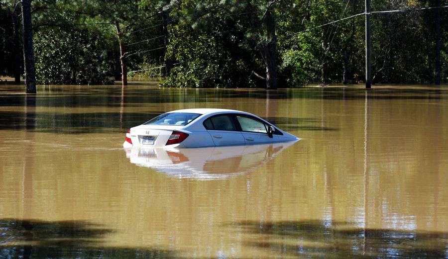 Νεκροί και πλημμύρες στη Βόρεια Καρολίνα από το πέρασμα του τυφώνα Μάθιου [Βίντεο]
