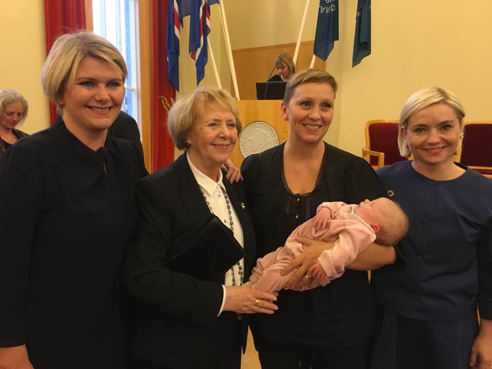 Ισλανδή βουλευτής ανέβηκε στο βήμα της Βουλής θηλάζοντας το μωρό της