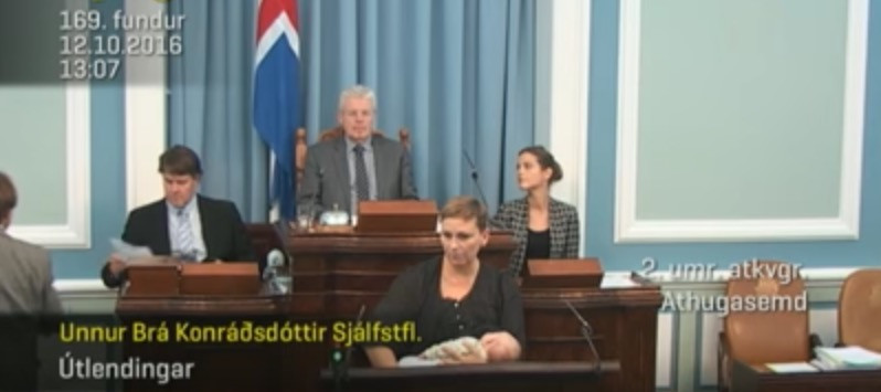 Ισλανδή βουλευτής μίλησε στο κοινοβούλιο θηλάζοντας το παιδί της [Βίντεο]