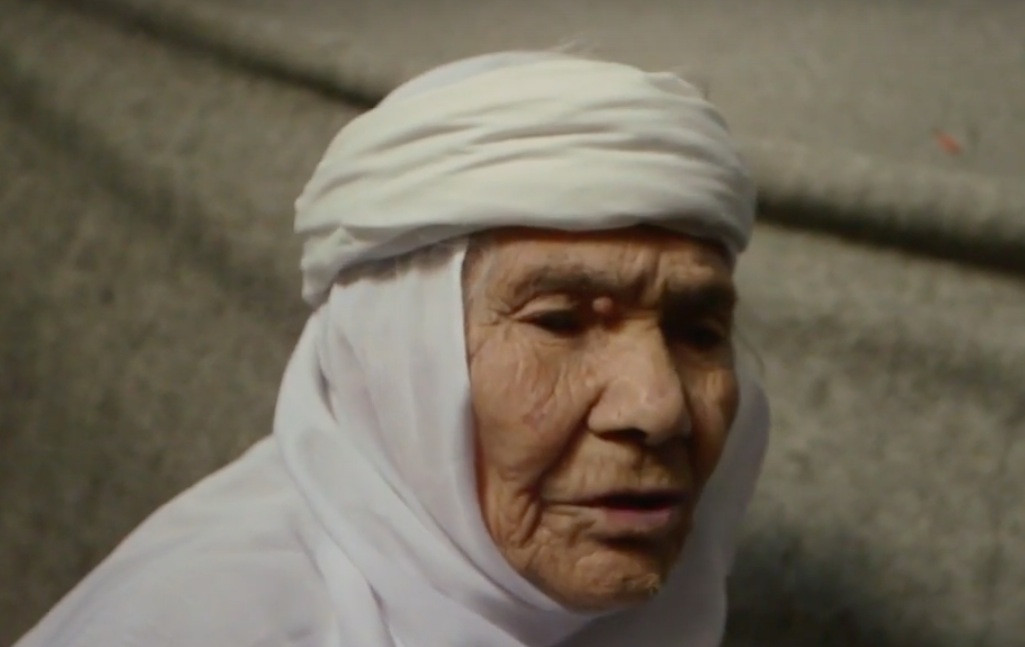 Είναι 115 χρονών, πρόσφυγας από τη Συρία και θέλει μόνο να δει τα παιδιά της [ΒΙΝΤΕΟ]