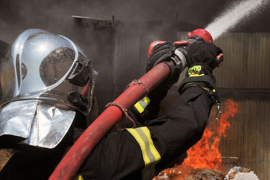 Πυρκαγιά σε πολυκατοικία στο Γαλάτσι – Απομακρύνθηκαν 20 ένοικοι, κάηκαν 10 αυτοκίνητα