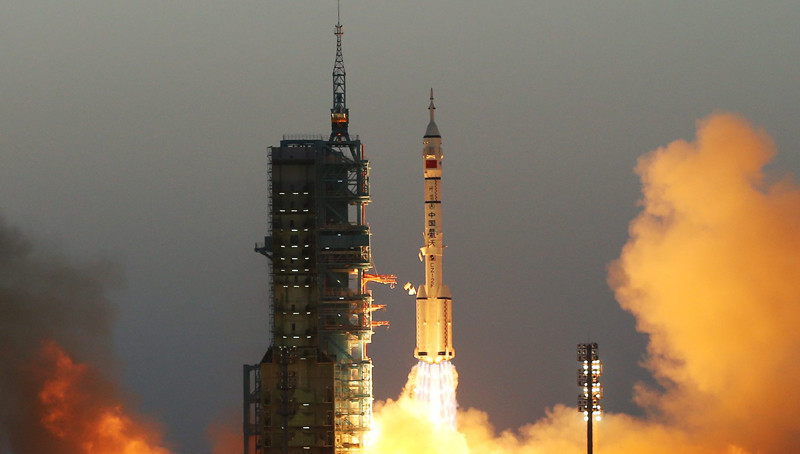Eπανδρωμένο πύραυλο στο διάστημα εκτόξευσε η Κίνα