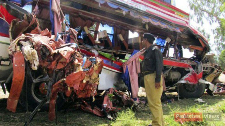 Τουλάχιστον 30 οι νεκροί από τη σύγκρουση λεωφορείων στο Πακιστάν