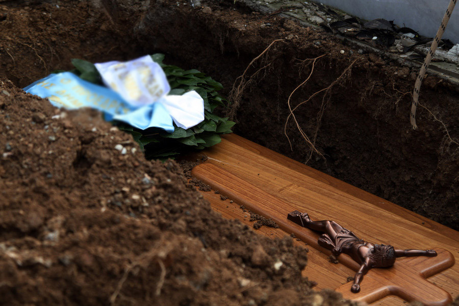 Νεκροθάφτης έπεσε νεκρός στον τάφο που έσκαβε