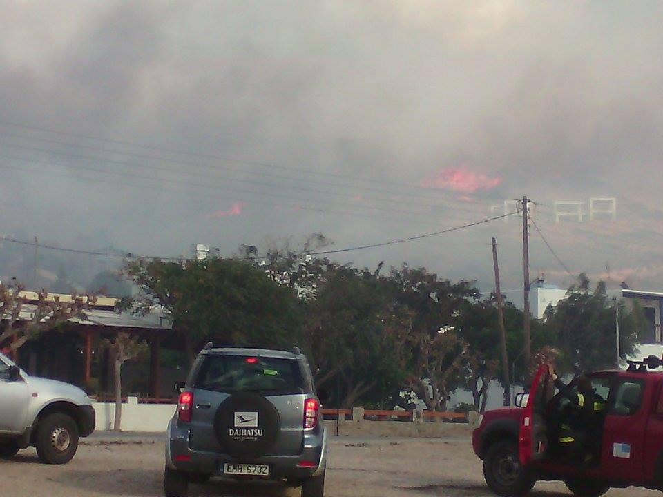 Μεγάλη πυρκαγιά στην Άνδρο – Εκκενώνεται οικισμός