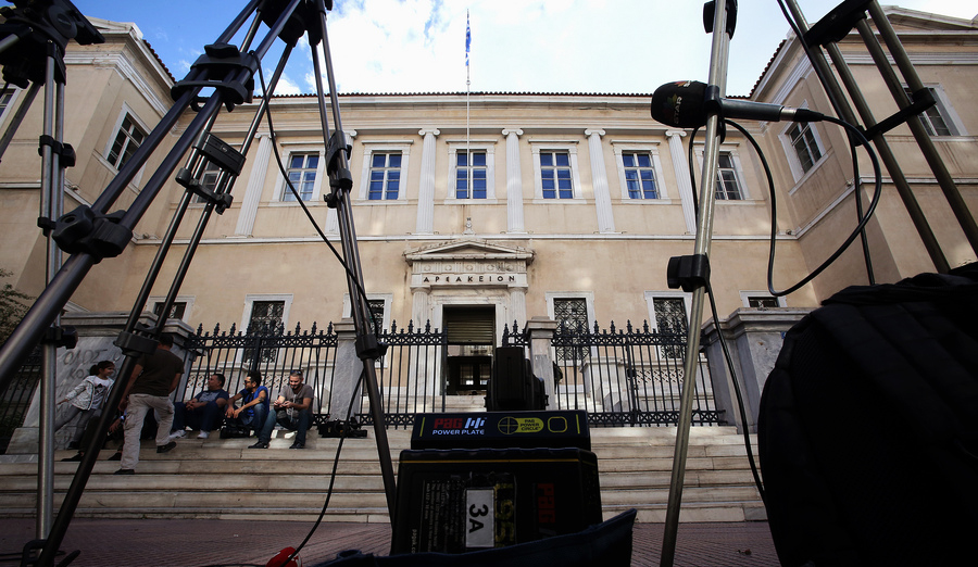 Πόλεμος σε δύο μέτωπα για τις άδειες των καναλιών