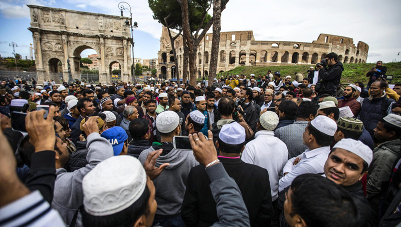 Μουσουλμάνοι προσεύχονται στο Κολοσσαίο – Διαμαρτύρονται για τα τεμένη που κλείνουν στη Ρώμη [ΦΩΤΟ]