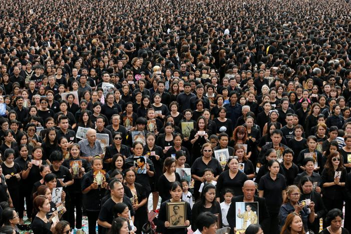 Πάνω 150.000 Ταϊλανδοί ντύθηκαν στα μαύρα για να θρηνήσουν το βασιλιά τους