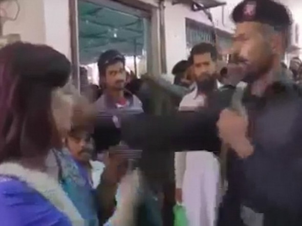 Αστυνομικός χαστουκίζει δημοσιογράφο on camera [ΒΙΝΤΕΟ]