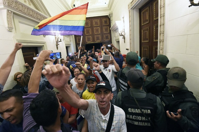 Βενεζουέλα: Η Γερουσία παραπέμπει τον Μαδούρο για πραξικόπημα