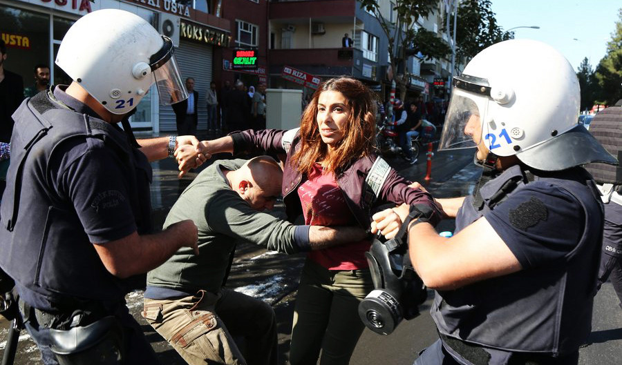 Συλλήψεις δημάρχων και συγκρούσεις στο Ντιγιάρμπακιρ της Τουρκίας [Βίντεο]