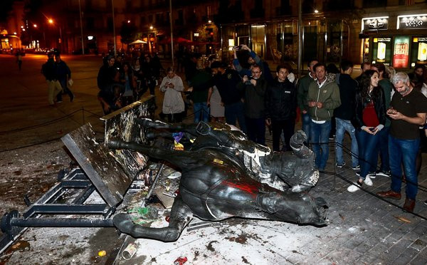 Βαρκελώνη: Κατέστρεψαν το άγαλμα του δικτάτορα Φράνκο [ΦΩΤΟ+ΒΙΝΤΕΟ]