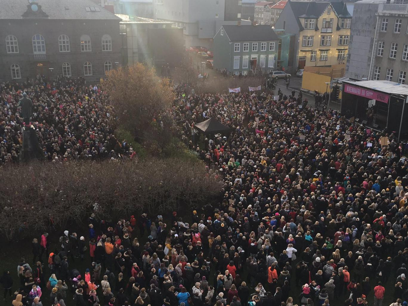 Οι Ισλανδές διαμαρτυρήθηκαν για τη διαφορά 14% στους μισθούς, δουλεύοντας 14% λιγότερο