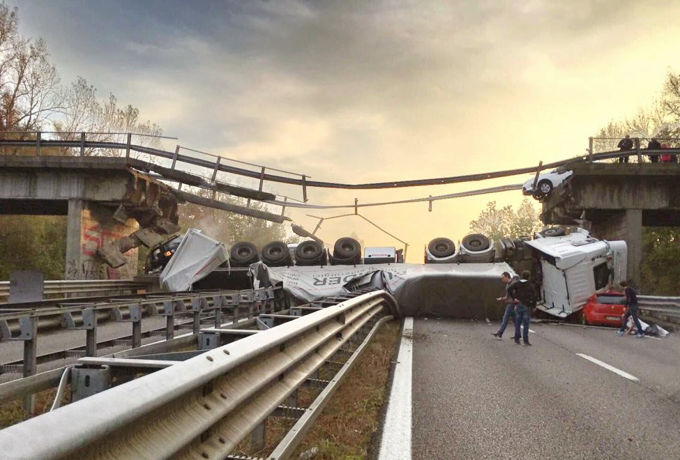 Ιταλία: Κατέρρευσε γέφυρα υπό το βάρος φορτηγού – Ένας νεκρός, 5 τραυματίες [ΦΩΤΟ]