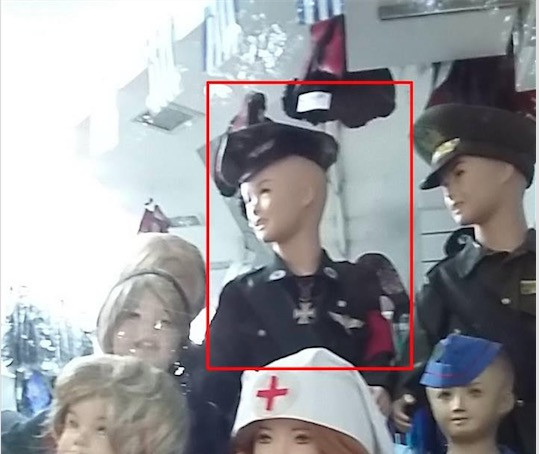 Κατάστημα στη Θεσσαλονίκη πουλάει παιδική στολή «Χίτλερ» [ΦΩΤΟΓΡΑΦΙΕΣ]
