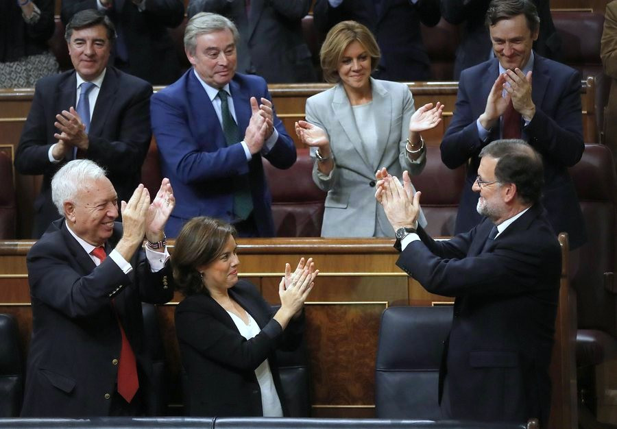 Πρωθυπουργός της Ισπανίας ο Μαριάνο Ραχόι δια της απουσίας των Σοσιαλιστών