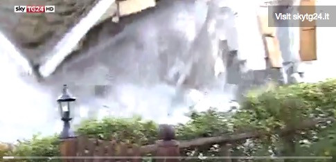 Ιταλία: Σπίτι καταρρέει μπροστά στην κάμερα [ΒΙΝΤΕΟ]