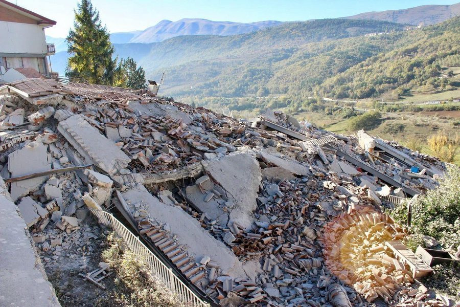 Η καταστροφή του Εγκέλαδου στην Ιταλία μέσα από τον φωτογραφικό φακό