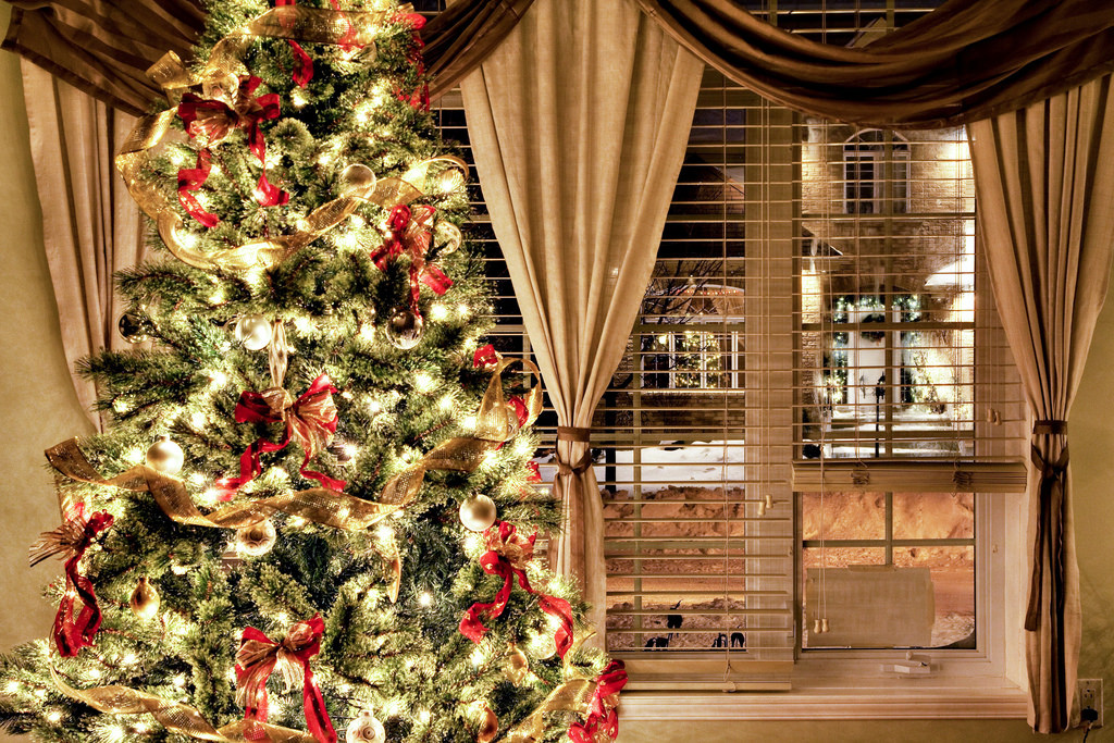 Viral το χριστουγεννιάτικο δέντρο από τη Θεσσαλονίκη που κοστίζει έναν μισθό – Δείτε το