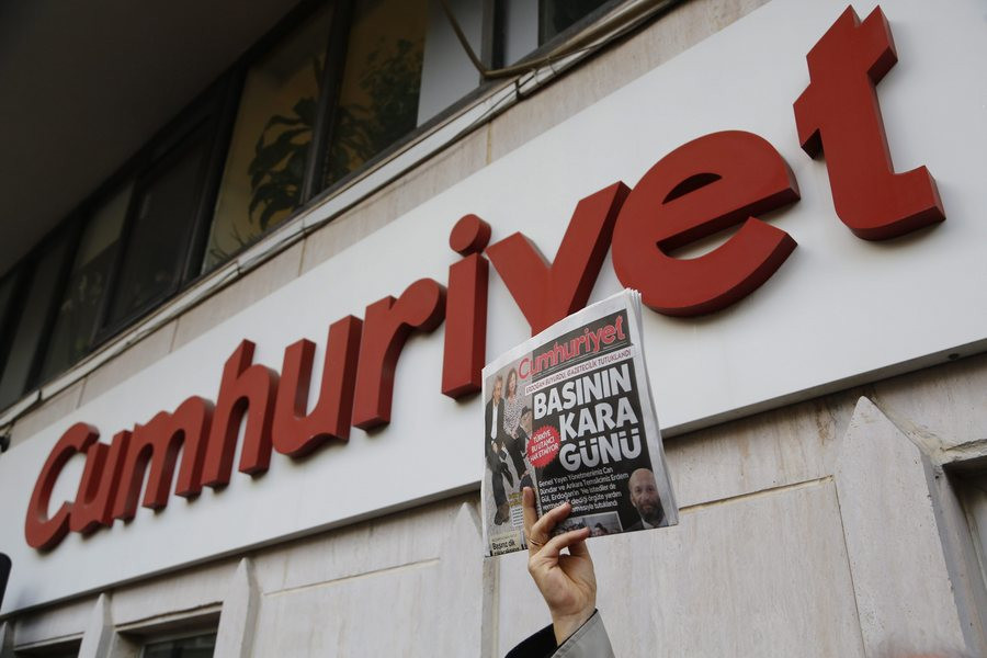 Συνελήφθη ο διευθυντής της τουρκικής εφημερίδας Τζουμχουριέτ