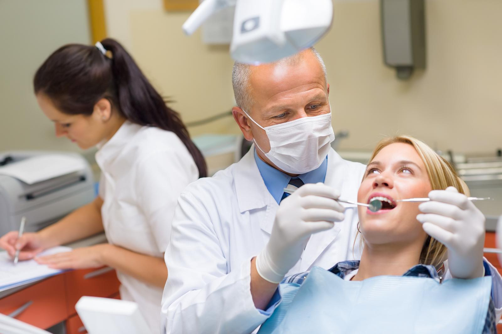 Γιατί η τακτική επίσκεψη στον οδοντίατρο μειώνει τον κίνδυνο πνευμονίας