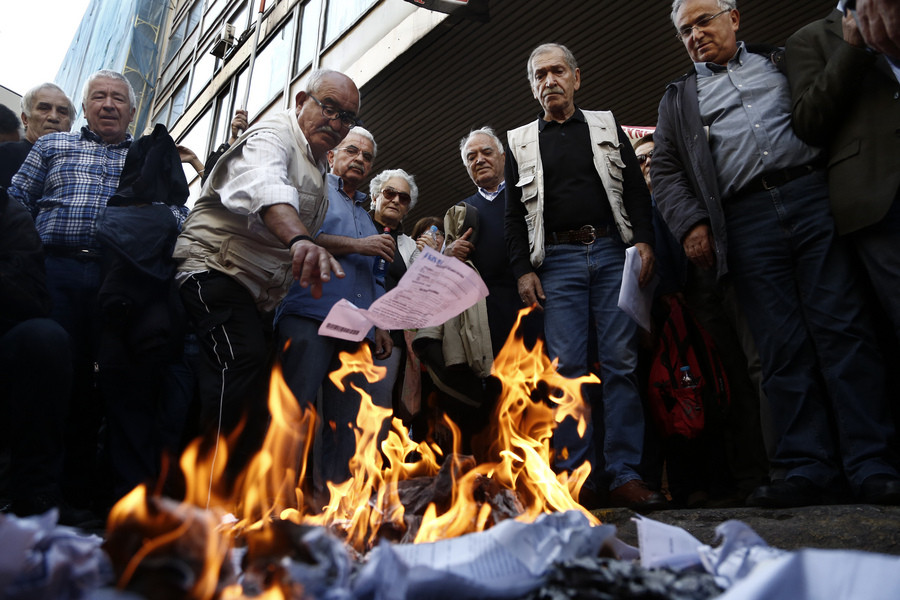 Χιλιάδες συνταξιούχοι στην πορεία διαμαρτυρίας – Έκαψαν τις επιστολές Κατρούγκαλου