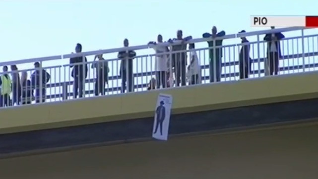 Διαδηλωτές «έριξαν» τον Τσίπρα  από τη γέφυρα του Ρίου Αντιρίου [ΒΙΝΤΕΟ]