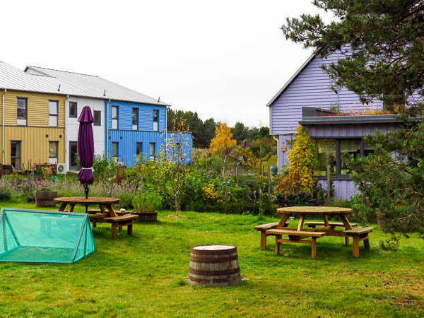 East Whins: Ένα πολύχρωμο οικολογικό χωριό στη Σκωτία